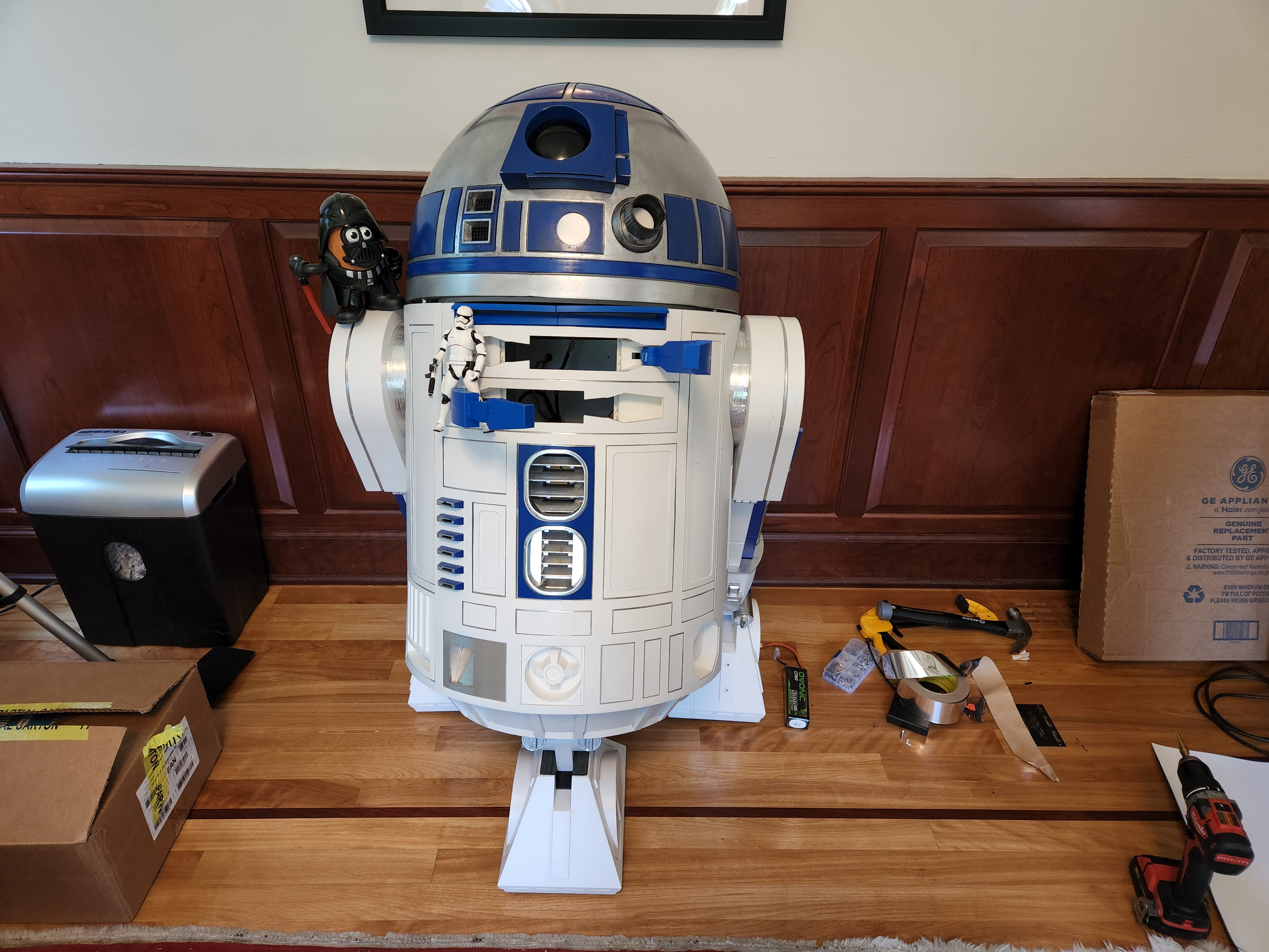 Life-sized Robotic R2-D2 from StarWars